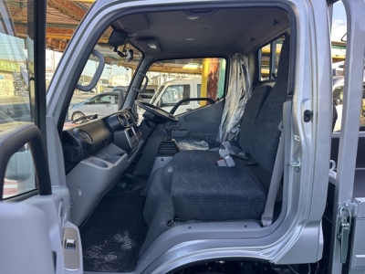 ダイナトラック(トヨタ)登録済未使用車 前席内装