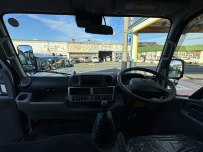 ダイナトラック(トヨタ)登録済未使用車 後席内装