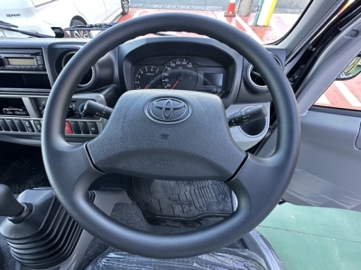 ダイナトラック(トヨタ)登録済未使用車 後席から見た前席