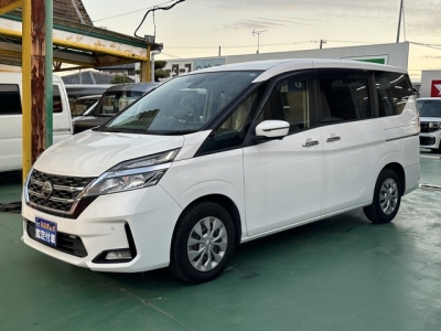 セレナ(ニッサン)中古車 前方