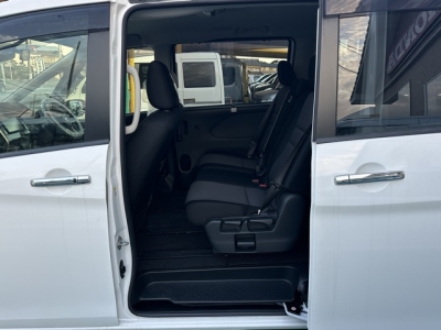 セレナ(ニッサン)中古車 後席から見た前席