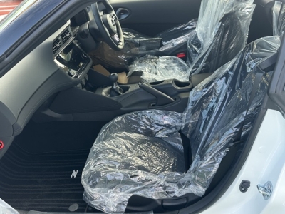 フェアレディZ(ニッサン)登録済未使用車 前席内装