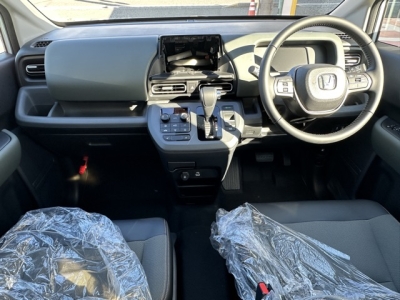 新型フリード(ホンダ)登録済未使用車 後席から見た前席