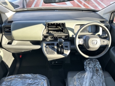 新型フリード(ホンダ)登録済未使用車 後席から見た前席