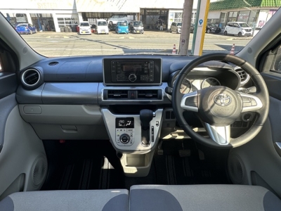 キャストのOEM(ダイハツ)中古車 後席から見た前席