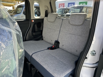 ムーヴキャンバス(ダイハツ)届出済未使用車 後席から見た前席