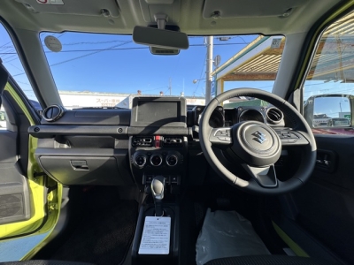 ジムニー(スズキ)届出済未使用車 後席から見た前席
