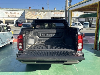 トライトン(三菱)レンタ登録済未使用車 内外装写真他２