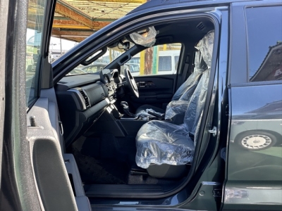 トライトン(三菱)レンタ登録済未使用車 前席内装