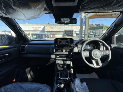 トライトン(三菱)レンタ登録済未使用車 後席から見た前席