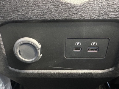 トライトン(三菱)レンタ登録済未使用車 内外装写真他