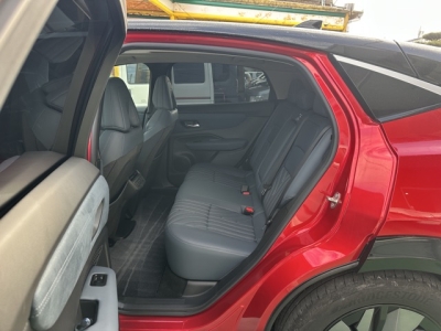 アリア(ニッサン)中古車 後席内装