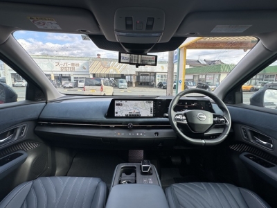 アリア(ニッサン)中古車 後席から見た前席
