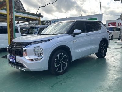 アウトランダーPHEV(三菱)中古車 前方