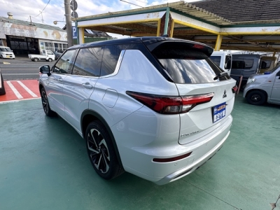 アウトランダーPHEV(三菱)中古車 後方