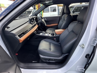 アウトランダーPHEV(三菱)中古車 前席内装