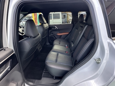 アウトランダーPHEV(三菱)中古車 後席内装