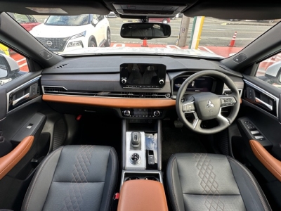 アウトランダーPHEV(三菱)中古車 後席から見た前席