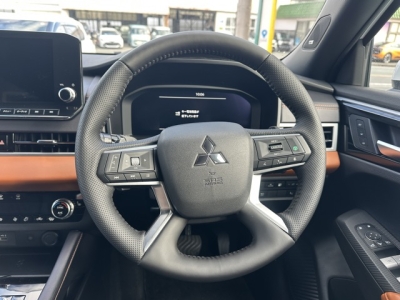 アウトランダーPHEV(三菱)中古車 内外装写真