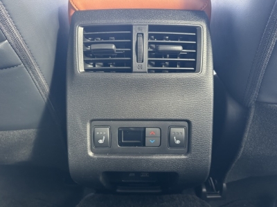 アウトランダーPHEV(三菱)中古車 内外装写真他