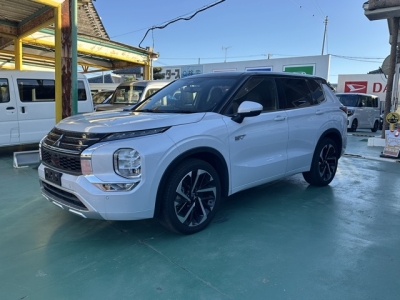 アウトランダーPHEV(三菱)中古車 前方