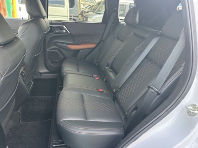 アウトランダーPHEV(三菱)中古車 後席内装