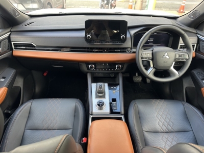 アウトランダーPHEV(三菱)中古車 後席から見た前席