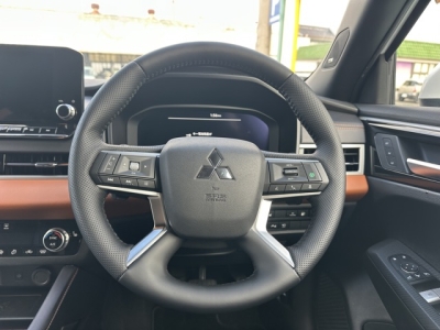 アウトランダーPHEV(三菱)中古車 内外装写真