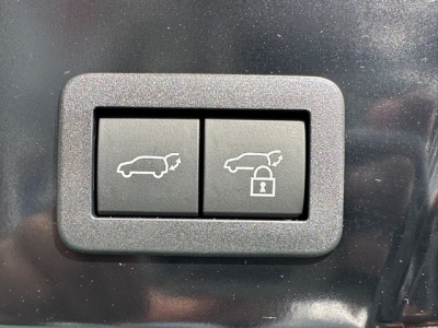 プリウス(トヨタ)登録済未使用車 内外装写真他２