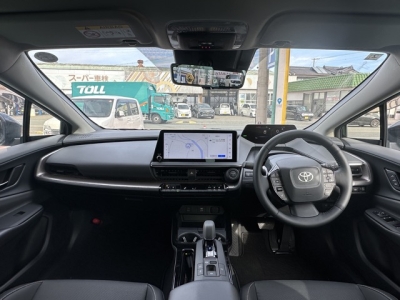 プリウス(トヨタ)登録済未使用車 後席から見た前席