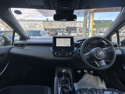 GRカローラ(トヨタ)登録済未使用車 後席から見た前席