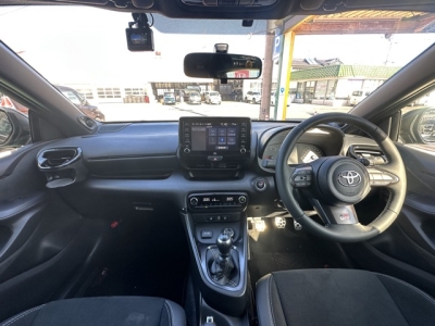 GRヤリス(トヨタ)中古車 後席から見た前席