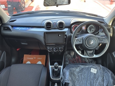 スイフトスポーツ(スズキ)登録済未使用車 後席から見た前席