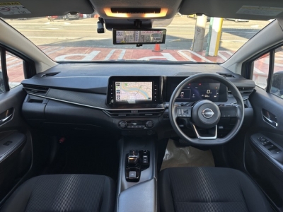 ノート(ニッサン)中古車 後席から見た前席
