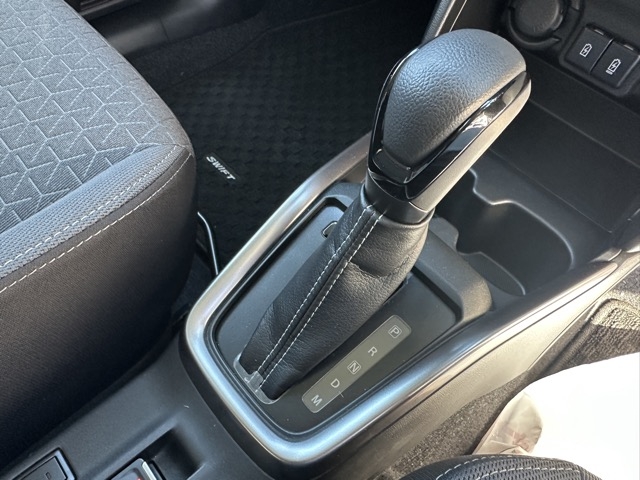 スイフト(スズキ)中古車 18