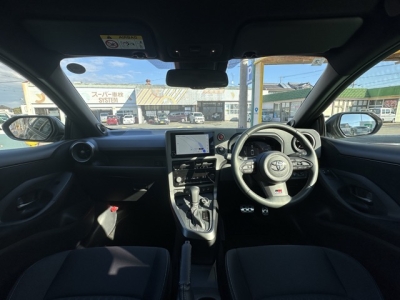 GRヤリス(トヨタ)中古車 後席から見た前席