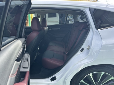 レヴォーグ(スバル)中古車 後席内装