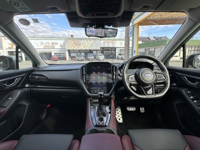 レヴォーグ(スバル)中古車 後席から見た前席