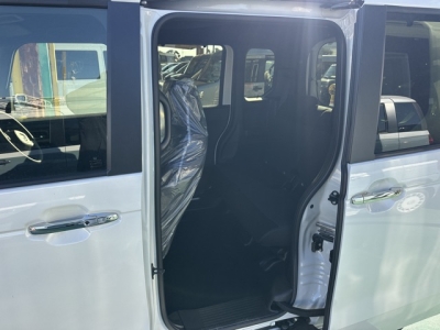 新型N-BOX(ホンダ)届出済未使用車 後席内装