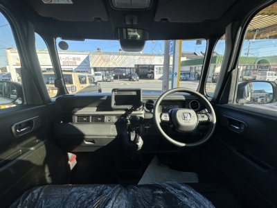 新型N-BOX(ホンダ)届出済未使用車 後席から見た前席