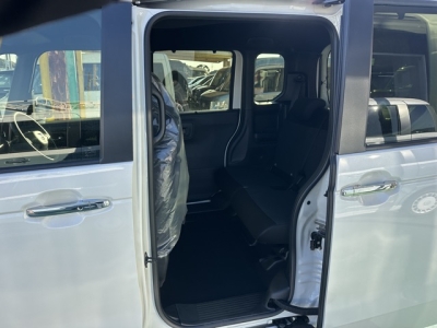 新型N-BOX(ホンダ)届出済未使用車 後席内装
