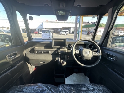 新型N-BOX(ホンダ)届出済未使用車 後席から見た前席