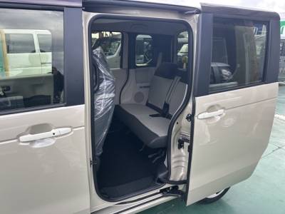 新型N-BOX(ホンダ)届出済未使用車 後席内装
