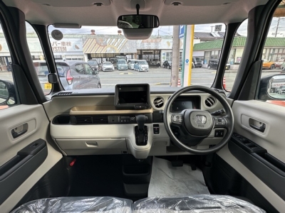 新型N-BOX(ホンダ)届出済未使用車 後席から見た前席