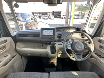 N-BOX(ホンダ)中古車 後席から見た前席