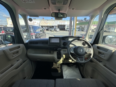 N-BOX(ホンダ)中古車 後席から見た前席