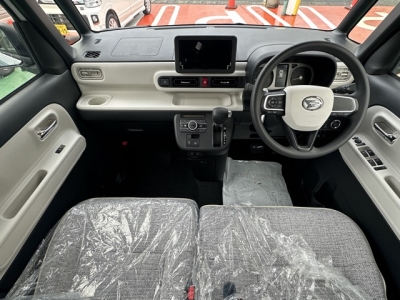 ムーヴキャンバス(ダイハツ)届出済未使用車 後席から見た前席