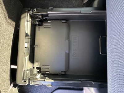 ムーヴキャンバス(ダイハツ)届出済未使用車 後席から見た前席