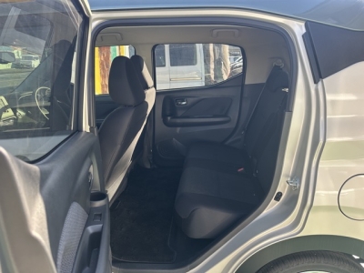 eKクロス(三菱)中古車 後席内装