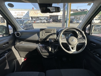eKクロス(三菱)中古車 後席から見た前席